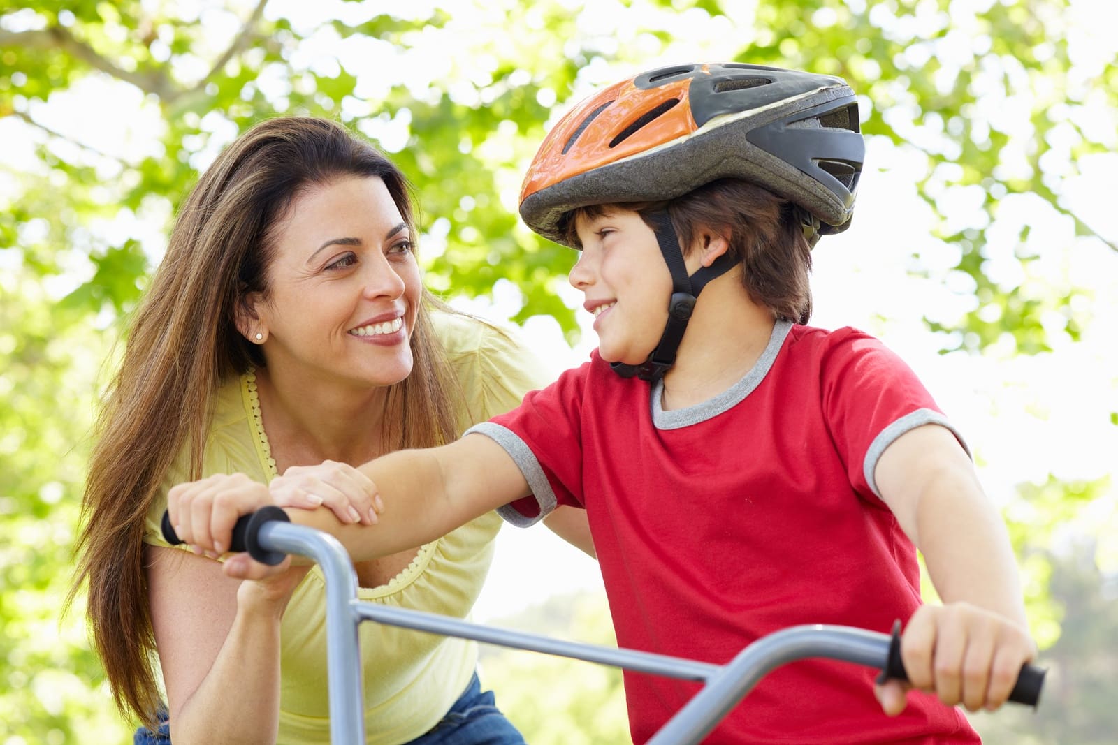 mother-teaching-her-child-to-ride-a-bike Mother teaching her child to ride a bike